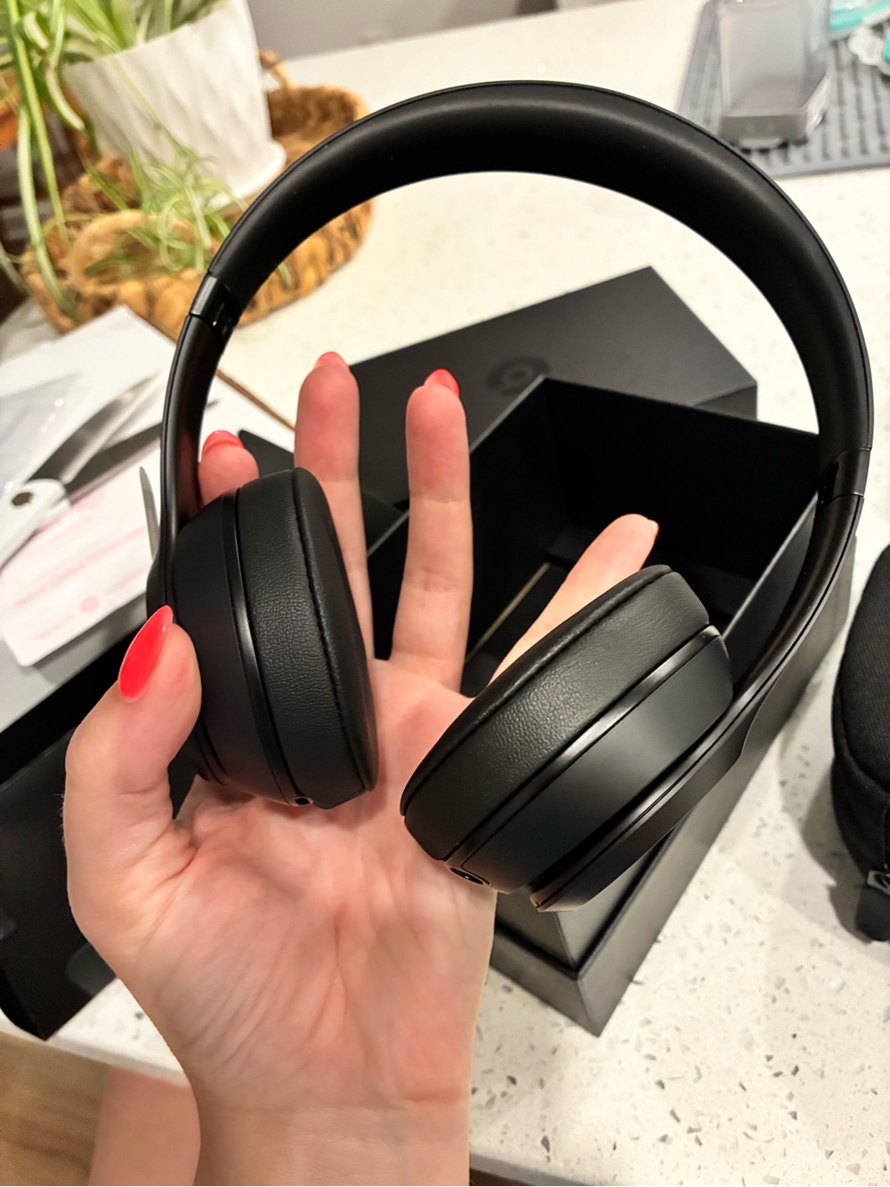 Beats Solo3 Wireless On-Ear Headphones - Black - Picture 2 of 9